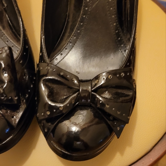 Shoes - Picture 4 of 7